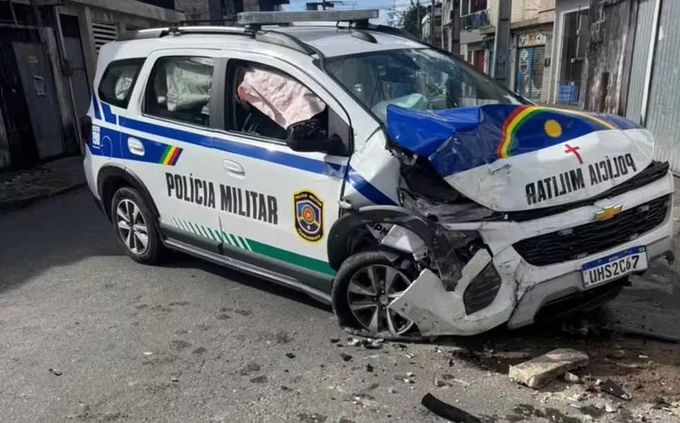 Viatura da PM bate em calçada durante perseguição e três policiais ficam feridos em Pernambuco